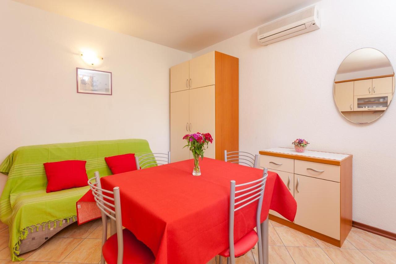 Apartments And Rooms By The Sea Brela, Makarska - 13118 Exterior foto
