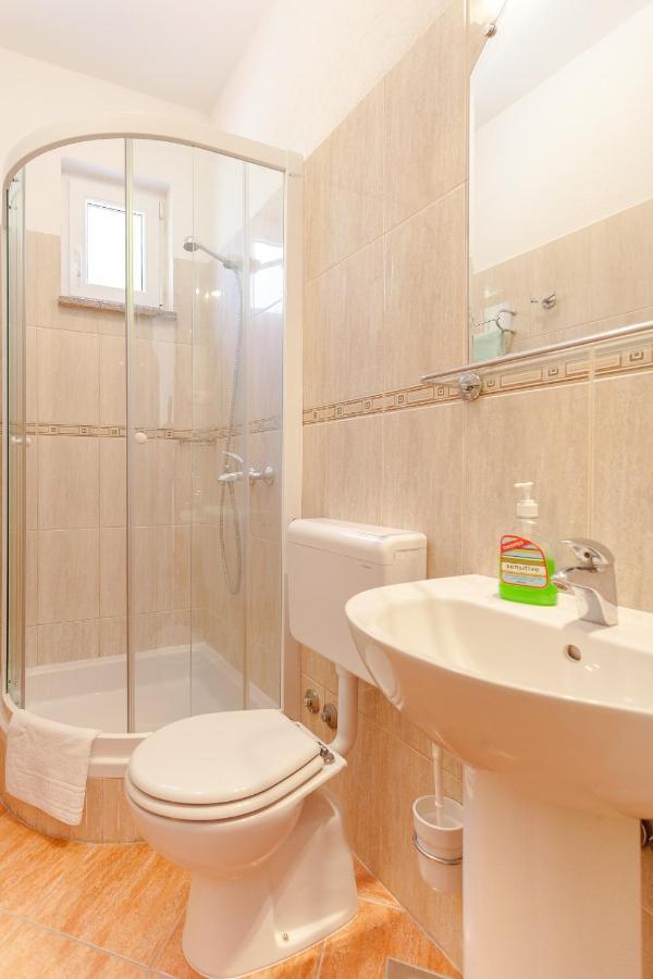 Apartments And Rooms By The Sea Brela, Makarska - 13118 Exterior foto
