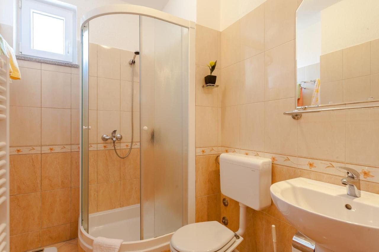 Apartments And Rooms By The Sea Brela, Makarska - 13118 Exterior foto